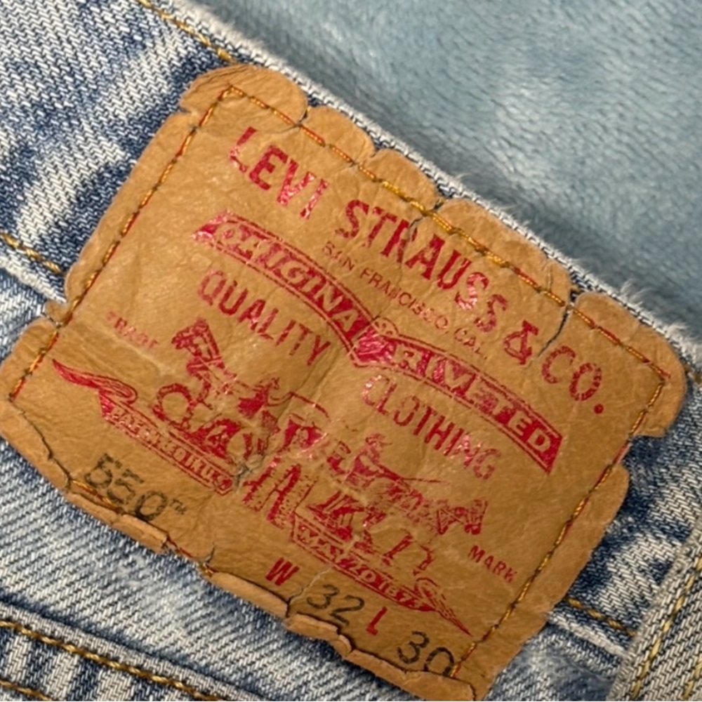 Levi' Strauss 550 Relaxed fit Original Rivitted Light Wash jeans 
W32/L30 - Picture 2 of 6